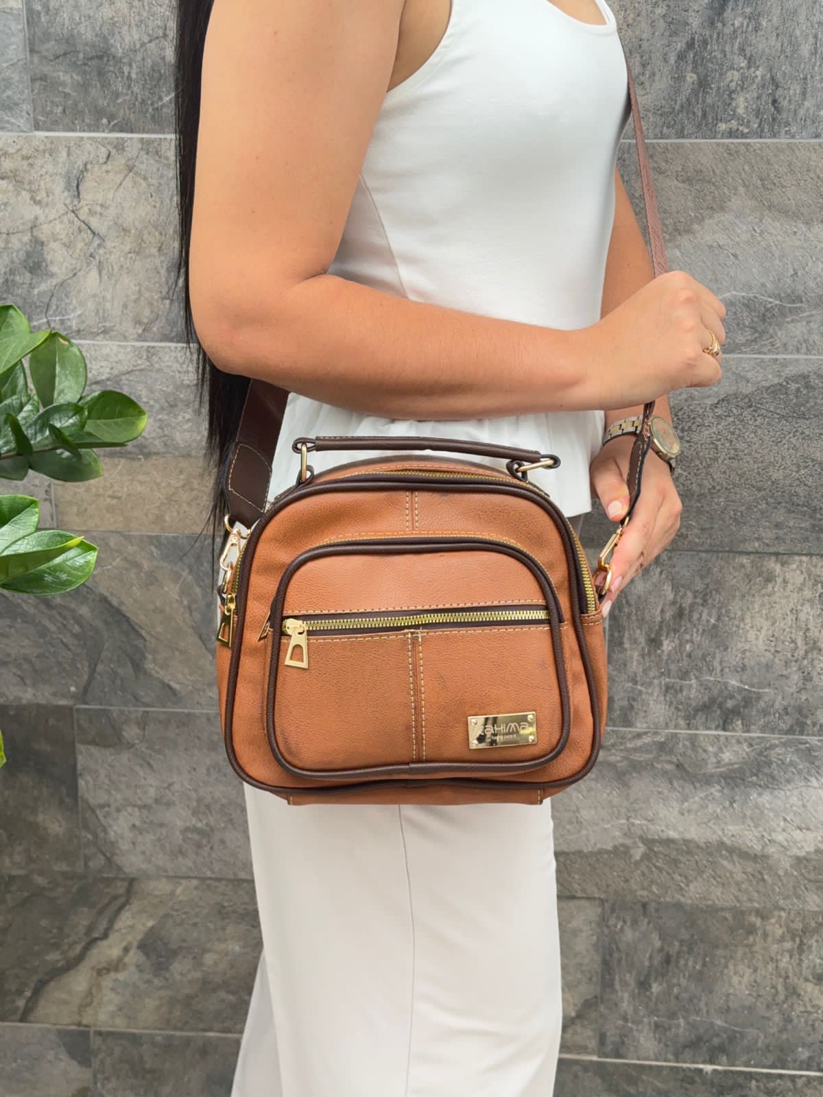 Bolso bandolera premium en sintético tipo cuero con cremallera y correa ajustable. Elegante, práctico e ideal para uso diario en Colombia.