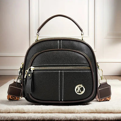 Bolso bandolera premium en sintético tipo cuero con cremallera y correa ajustable. Elegante, práctico e ideal para uso diario en Colombia.