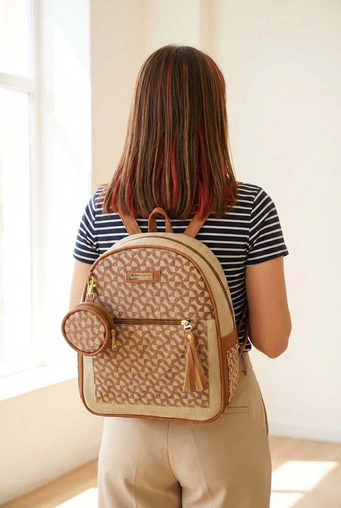 Bolso Techy premium en sintético tipo cuero con compartimentos y herrajes dorados. Amplio, elegante y funcional para trabajo, universidad o viajes en Colombia.