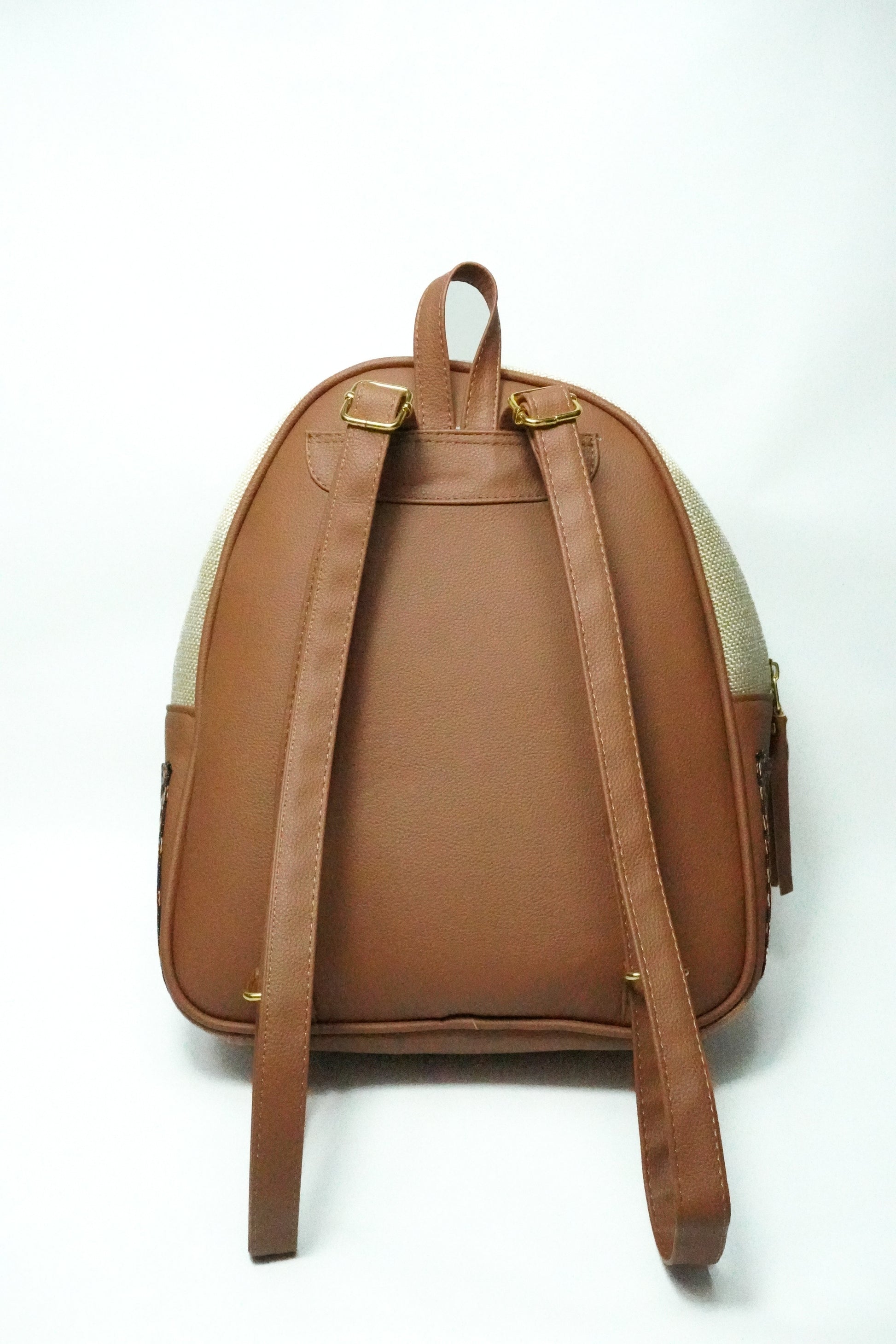 Bolso Techy premium en sintético tipo cuero con compartimentos y herrajes dorados. Amplio, elegante y funcional para trabajo, universidad o viajes en Colombia.