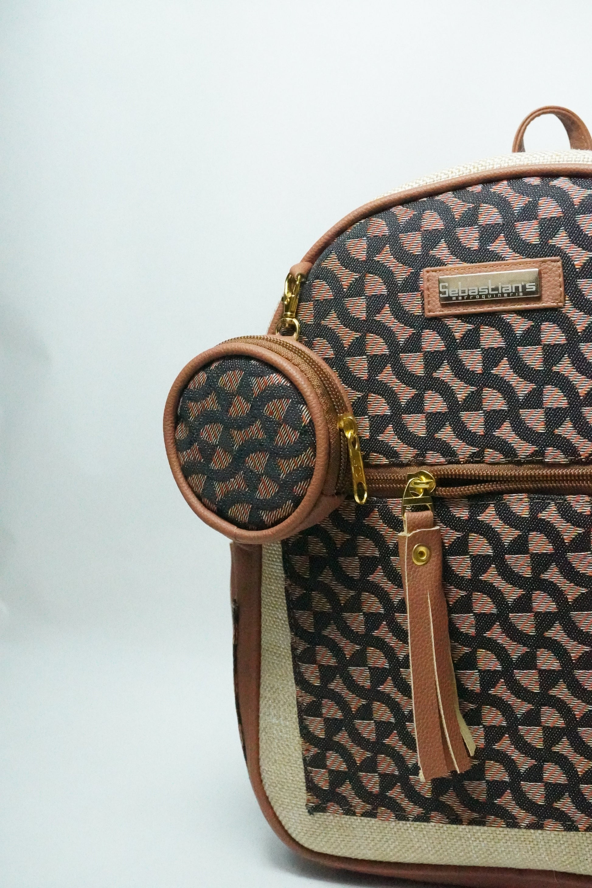 Bolso Techy premium en sintético tipo cuero con compartimentos y herrajes dorados. Amplio, elegante y funcional para trabajo, universidad o viajes en Colombia.