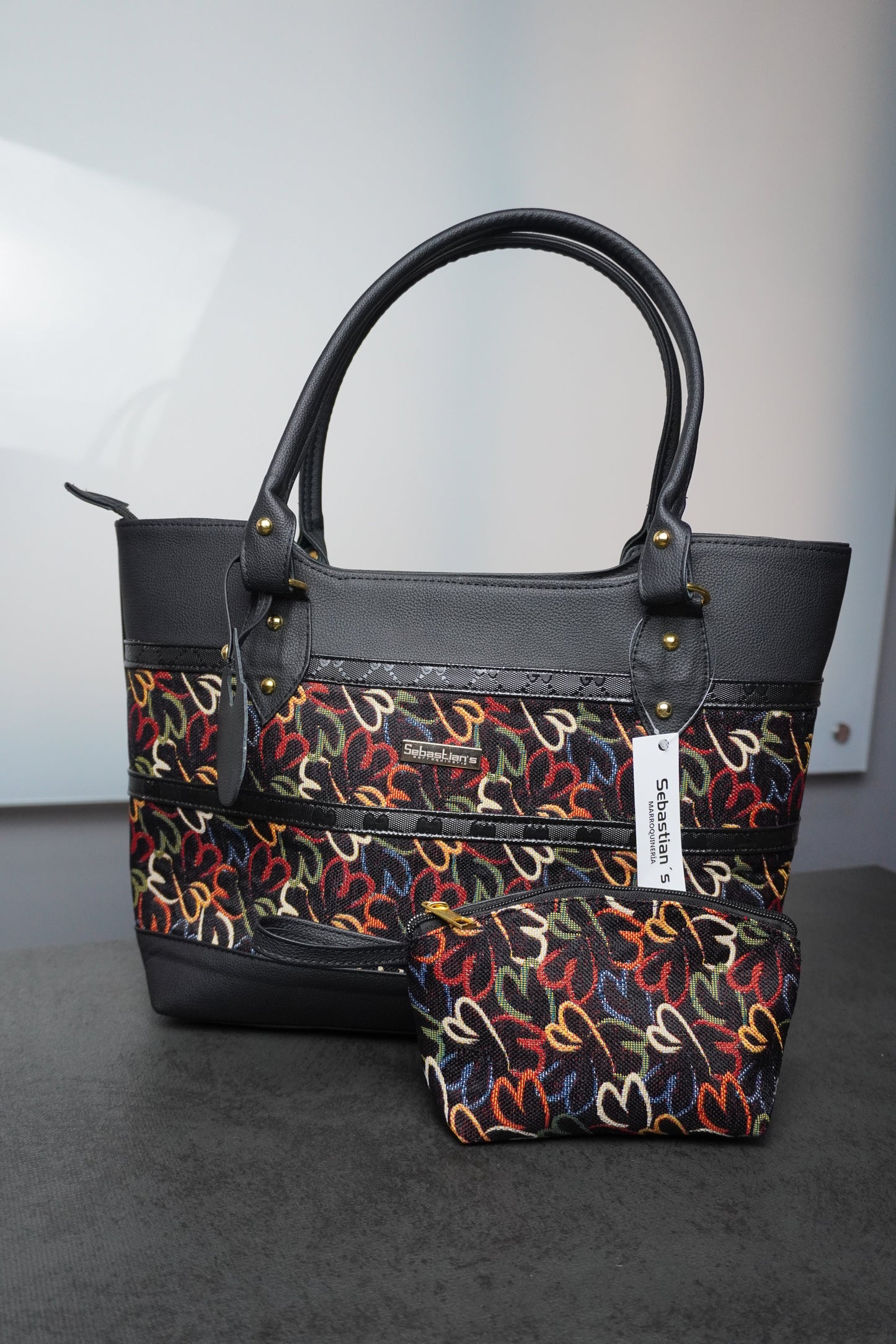 Bolso Tribal edición especial en sintético tipo cuero con cierre en cremallera y amplio espacio interior. Elegante, versátil y perfecto para uso diario en Colombia.