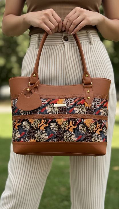 Bolso Tribal edición especial en sintético tipo cuero con cierre en cremallera y amplio espacio interior. Elegante, versátil y perfecto para uso diario en Colombia.