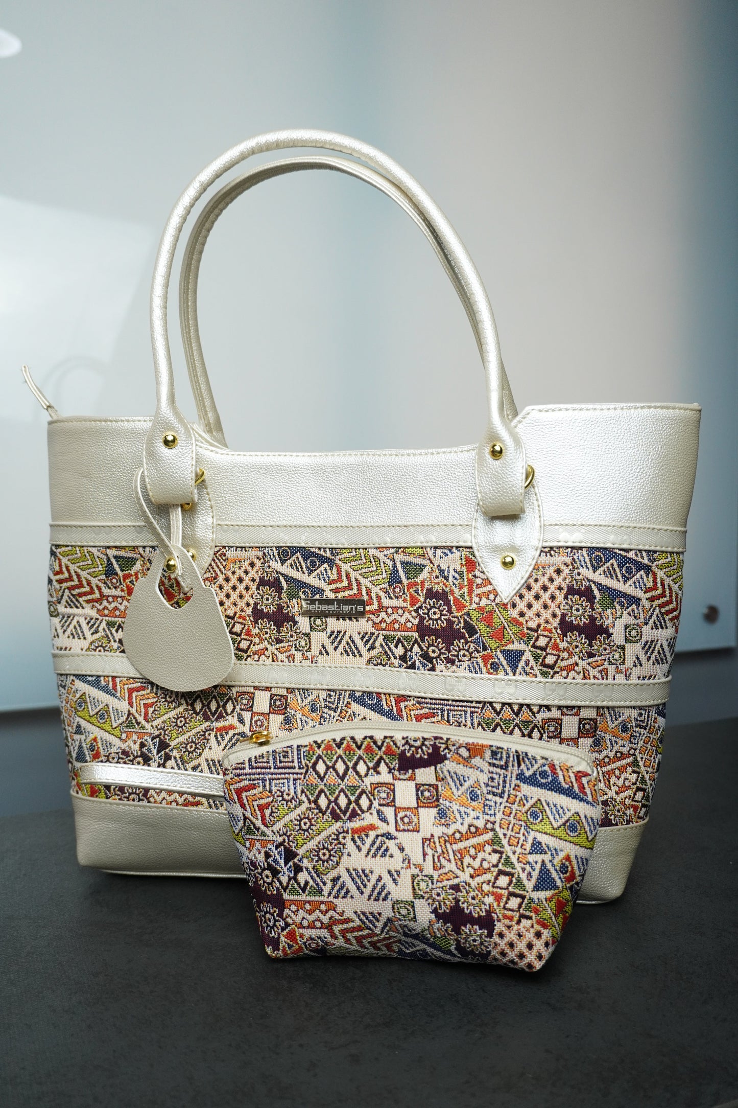 Bolso Tribal edición especial en sintético tipo cuero con cierre en cremallera y amplio espacio interior. Elegante, versátil y perfecto para uso diario en Colombia.
