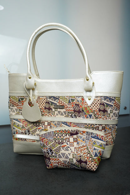Bolso Tribal edición especial en sintético tipo cuero con cierre en cremallera y amplio espacio interior. Elegante, versátil y perfecto para uso diario en Colombia.
