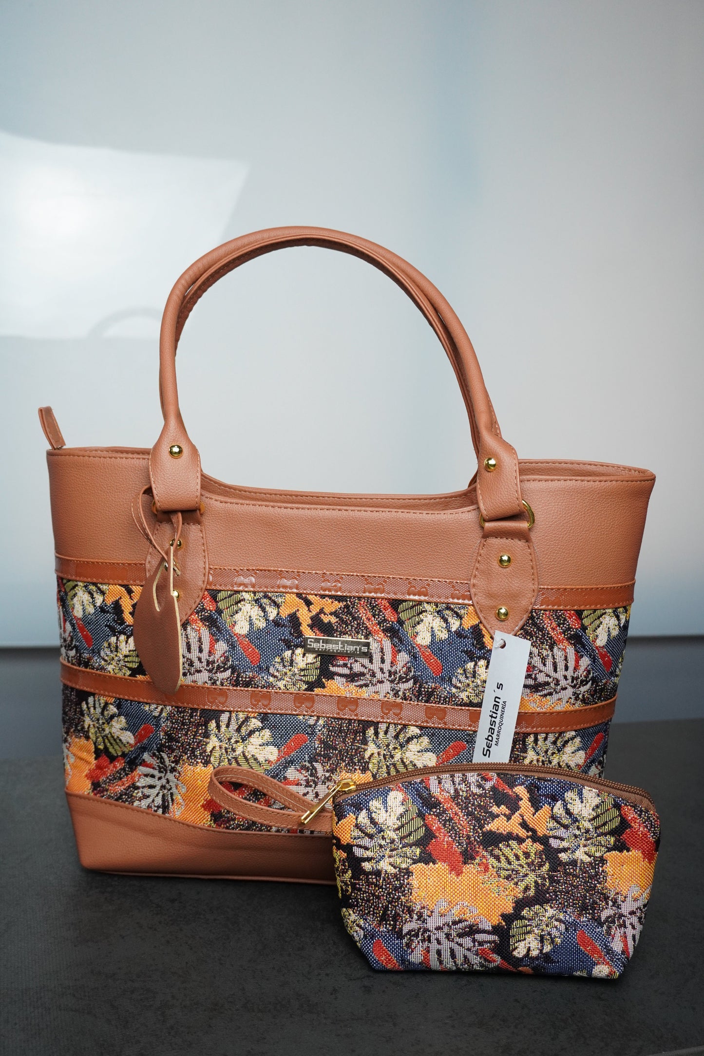 Bolso Tribal edición especial en sintético tipo cuero con cierre en cremallera y amplio espacio interior. Elegante, versátil y perfecto para uso diario en Colombia.