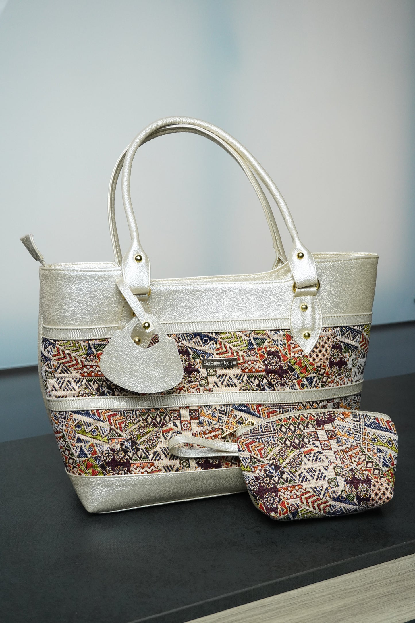 Bolso Tribal edición especial en sintético tipo cuero con cierre en cremallera y amplio espacio interior. Elegante, versátil y perfecto para uso diario en Colombia.