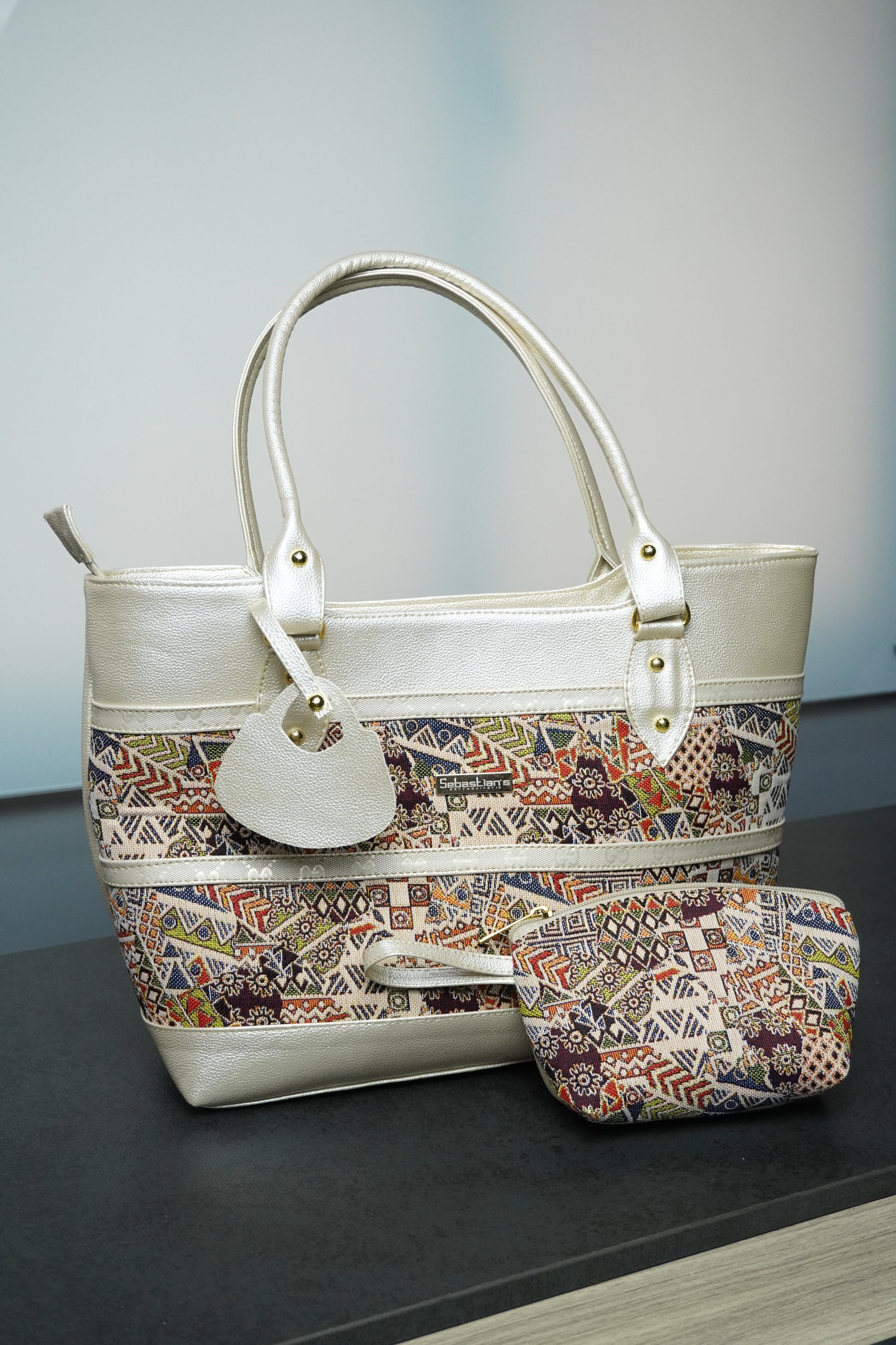 Bolso Tribal edición especial en sintético tipo cuero con cierre en cremallera y amplio espacio interior. Elegante, versátil y perfecto para uso diario en Colombia.