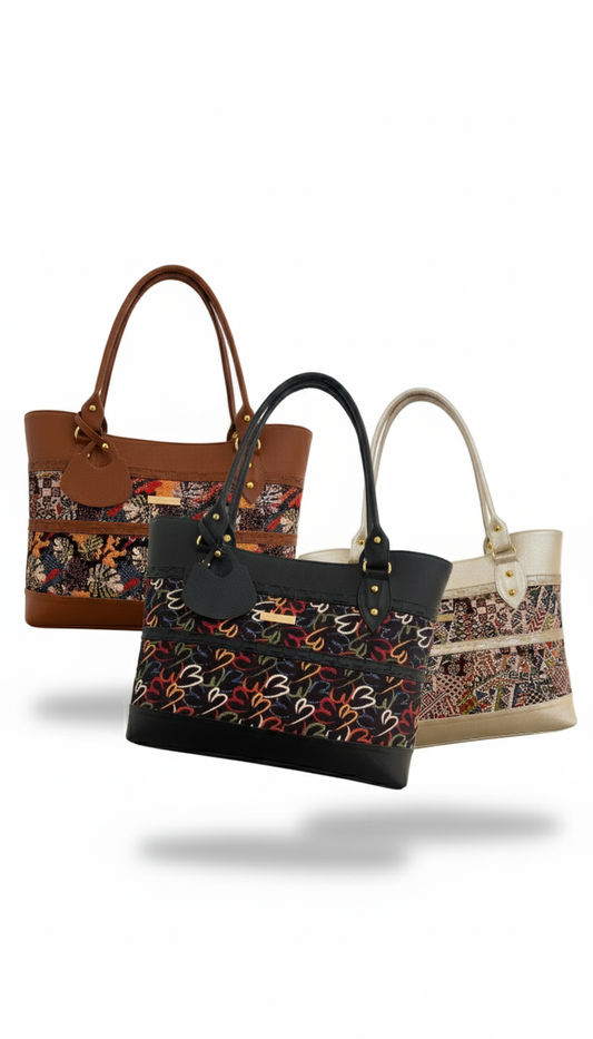 Bolso Tribal edición especial en sintético tipo cuero con cierre en cremallera y amplio espacio interior. Elegante, versátil y perfecto para uso diario en Colombia.