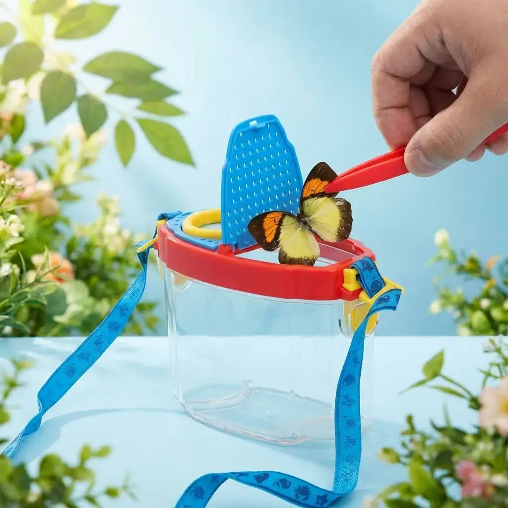 Caja lupa exploradora para niños con pinza y recipiente acrílico, ideal para observar insectos, flores y plantas durante juegos educativos al aire libre.