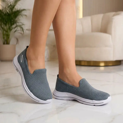 Calzado Ergonómico Elite súper liviano con capellada en malla importada tipo media, suela ligera y detalle bordado. Cómodo y práctico para uso diario.
