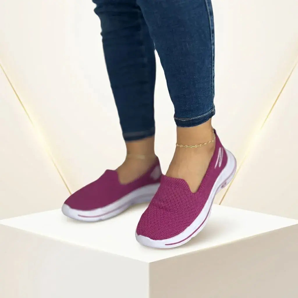 Calzado Ergonómico Elite súper liviano con capellada en malla importada tipo media, suela ligera y detalle bordado. Cómodo y práctico para uso diario.
