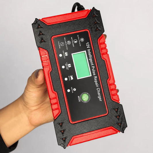 Cargador inteligente para baterías de 12V con carga automática y reparación por pulsos, ideal para carros, motos y mantenimiento preventivo.