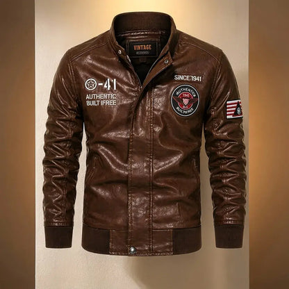 Chaqueta aviadora para hombre 1-41 de fabricación colombiana, con forro interno, bordados, estampados, bolsillo funcional, cierres resistentes y acabado premium.