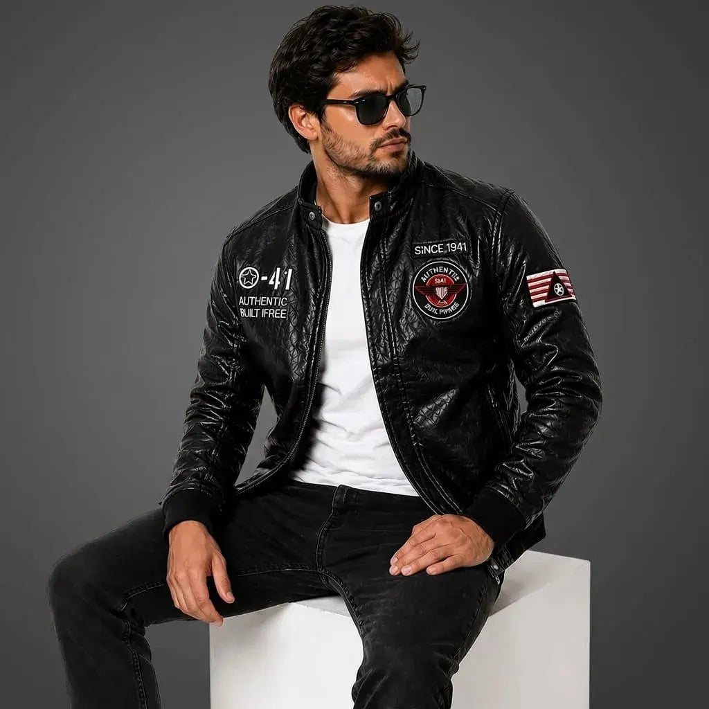 Chaqueta aviadora para hombre 1-41 de fabricación colombiana, con forro interno, bordados, estampados, bolsillo funcional, cierres resistentes y acabado premium.