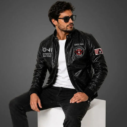 Chaqueta aviadora para hombre 1-41 de fabricación colombiana, con forro interno, bordados, estampados, bolsillo funcional, cierres resistentes y acabado premium.