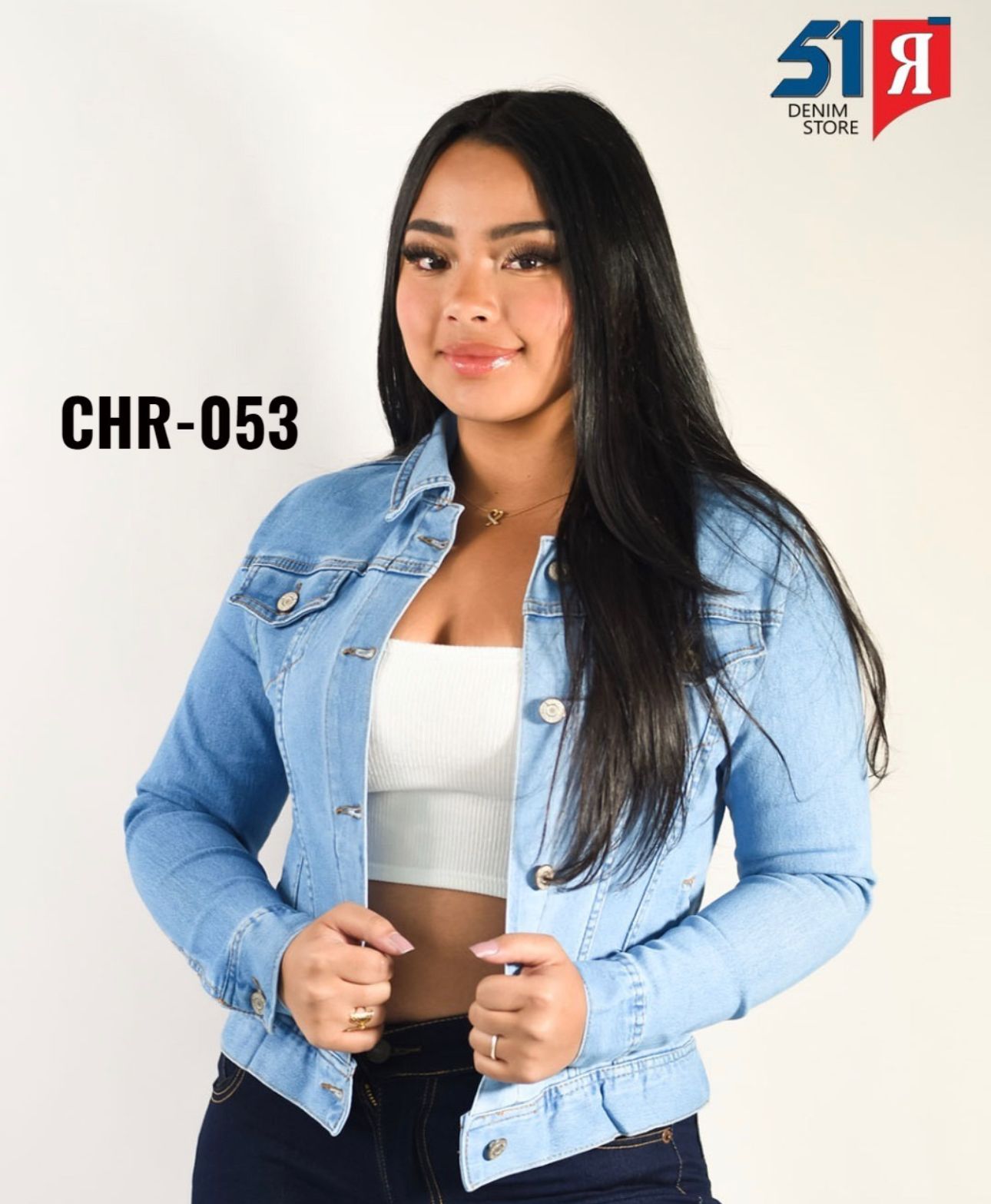 Chaqueta jean licrada para mujer tipo clásica, disponible en tallas S a XL. Diseño versátil con envío rápido en Colombia.