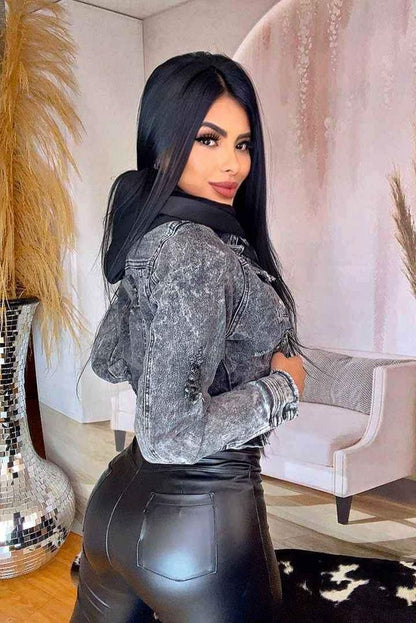 Chaqueta jean torera para mujer en denim prelavado, disponible en tallas S, M, L y XL. Diseño moderno, versátil y lista para envío rápido en Colombia.