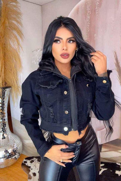 Chaqueta jean torera para mujer en denim prelavado, disponible en tallas S, M, L y XL. Diseño moderno, versátil y lista para envío rápido en Colombia.