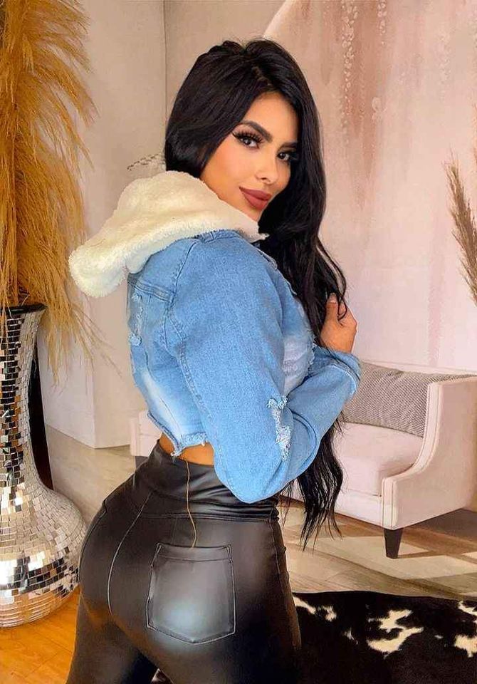 Chaqueta jean torera para mujer en denim prelavado, disponible en tallas S, M, L y XL. Diseño moderno, versátil y lista para envío rápido en Colombia.
