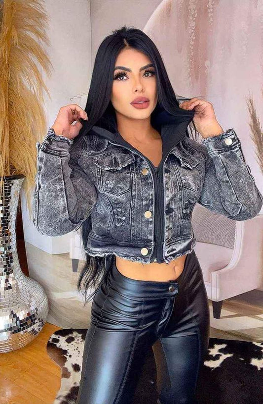 Chaqueta jean torera para mujer en denim prelavado, disponible en tallas S, M, L y XL. Diseño moderno, versátil y lista para envío rápido en Colombia.