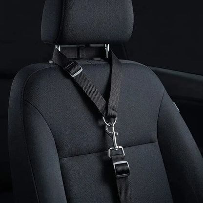 Cinturón de seguridad ajustable para perros y mascotas, con longitud de hasta 80 cm y fácil instalación en vehículos compatibles. Ideal para viajes en carro.