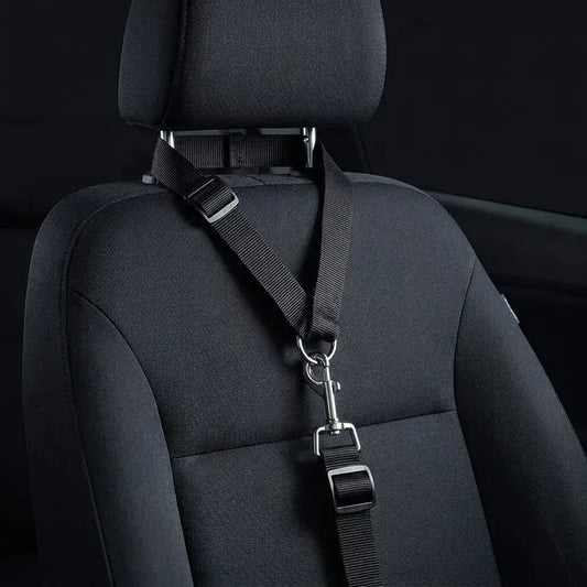 Cinturón de seguridad ajustable para perros y mascotas, con longitud de hasta 80 cm y fácil instalación en vehículos compatibles. Ideal para viajes en carro.