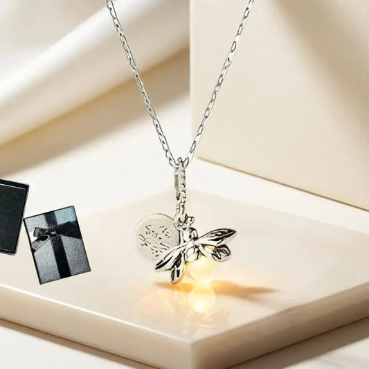 Collar luciérnaga en acero inoxidable con dije galvanizado, cadena ajustable y caja de regalo. Disponible en acabado dorado o plateado.