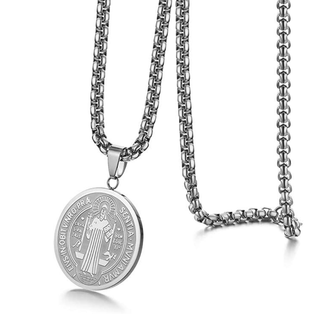 Compra collar Sello San Benito en acero inoxidable, dije de 2.5 cm, disponible en dorado y plateado, diseño resistente y elegante.