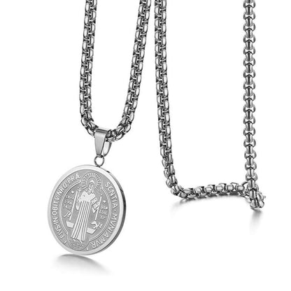 Compra collar Sello San Benito en acero inoxidable, dije de 2.5 cm, disponible en dorado y plateado, diseño resistente y elegante.