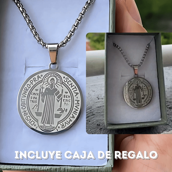 Compra collar Sello San Benito en acero inoxidable, dije de 2.5 cm, disponible en dorado y plateado, diseño resistente y elegante.
