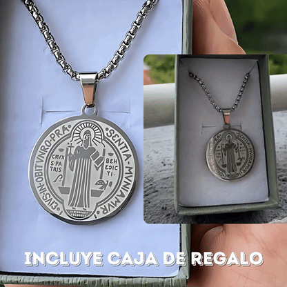 Compra collar Sello San Benito en acero inoxidable, dije de 2.5 cm, disponible en dorado y plateado, diseño resistente y elegante.