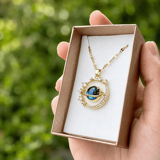 Compra collar Planeta Saturno y Luna en acero inoxidable, cadena 40+5 cm y dije 2.5 cm, diseño moderno y elegante estilo astral.