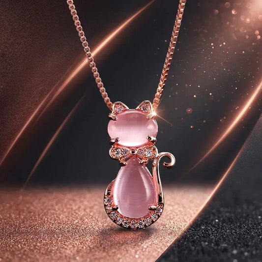 Collar de gato en cuarzo rosa con dije decorativo, ideal para mujer, uso diario o regalo. Diseño delicado, elegante y fácil de combinar.