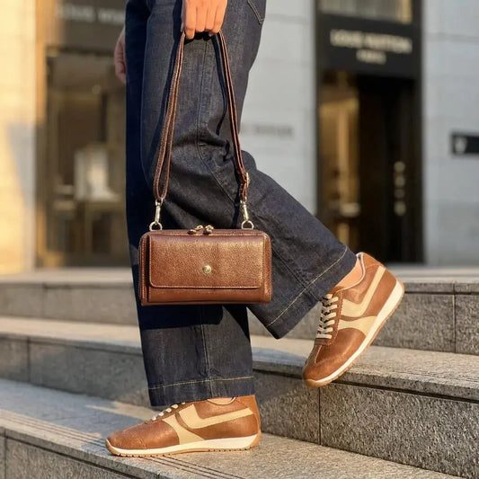 Combo premium para dama con bolichero Lucca en cuero craquelado y bolso portacelular 100% cuero. Elegante, cómodo y funcional para uso diario, oficina o viajes.