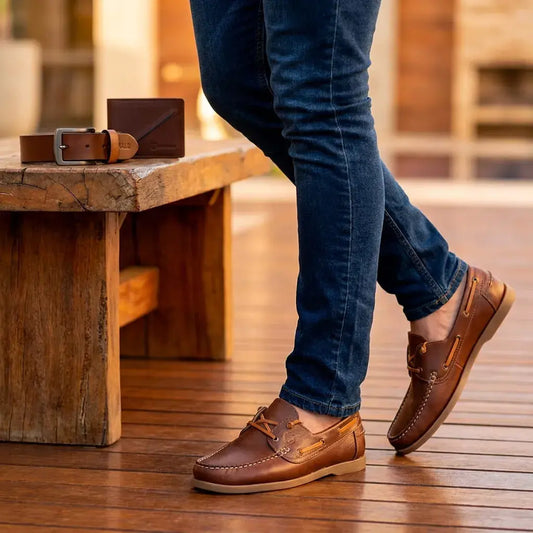 Combo para hombre con mocasín tipo Sperry en cuero, correa con hebilla importada y billetera 100% cuero. Elegante, cómodo y funcional para uso diario o regalo.