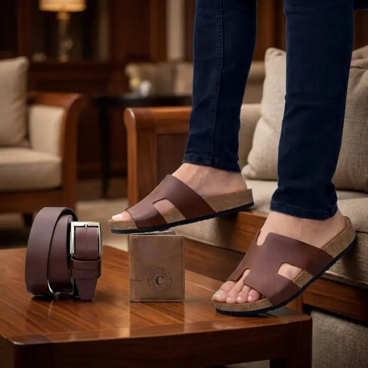 Combo premium para hombre con sandalias en cuero encerado, correa en cuero y billetera tres partes. Elegante, cómodo y funcional para uso diario o regalo.