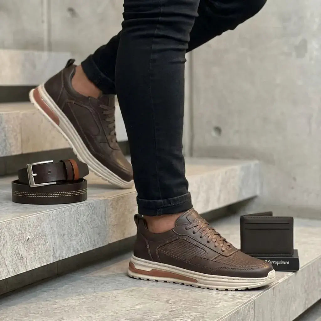 Combo para hombre con zapato sport en cuero encerado y grabado, correa en cuero y pisabilletes. Elegante, cómodo y funcional para oficina, uso diario o regalo.
