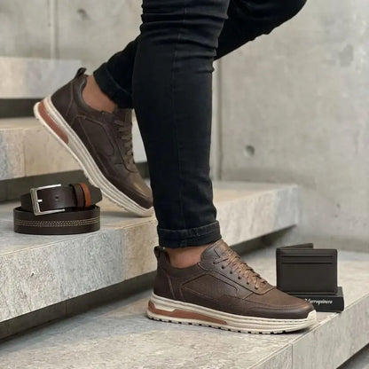 Combo para hombre con zapato sport en cuero encerado y grabado, correa en cuero y pisabilletes. Elegante, cómodo y funcional para oficina, uso diario o regalo.