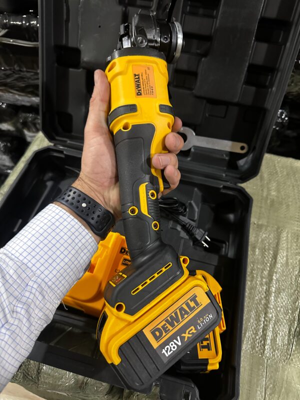 Combo profesional con pulidora brushless 128V y taladro inalámbrico 68V. Incluye baterías independientes, maletín y accesorios para trabajo exigente.