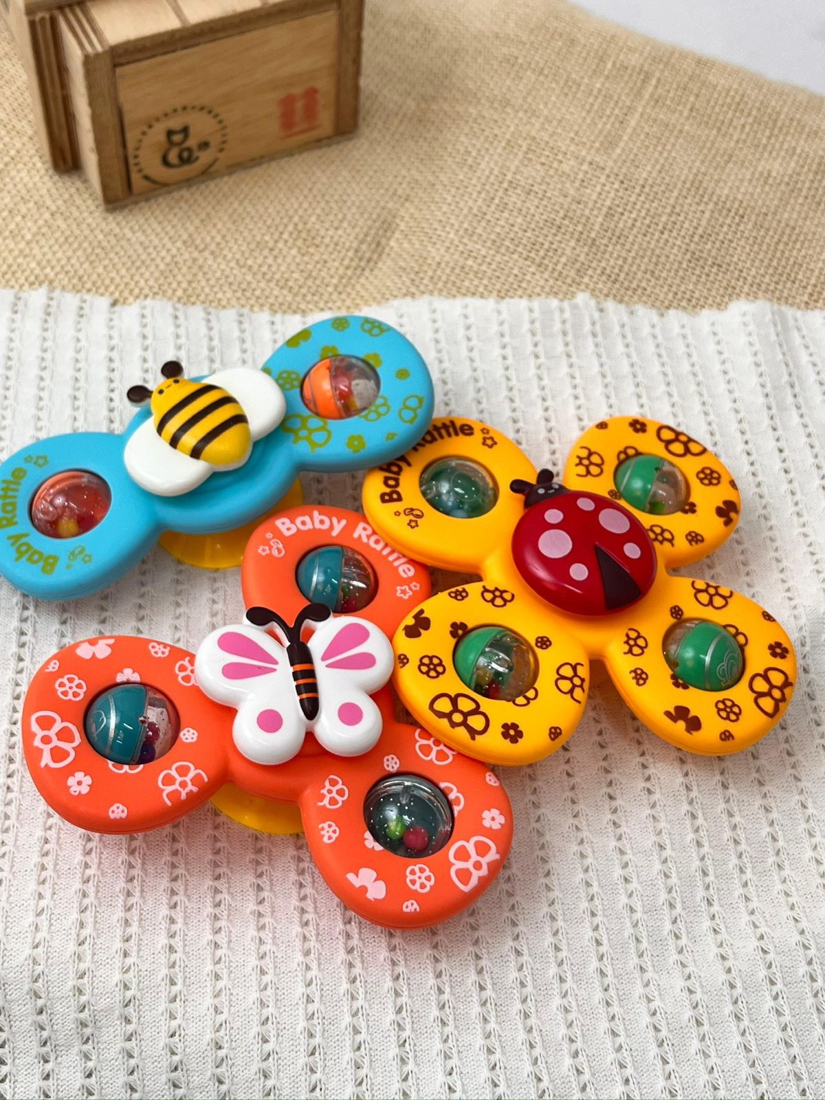 Combo sensorial Montessori para bebé con spinner giratorio y mordedor didáctico. Estimula, calma y desarrolla motricidad, coordinación y sentidos de forma segura.