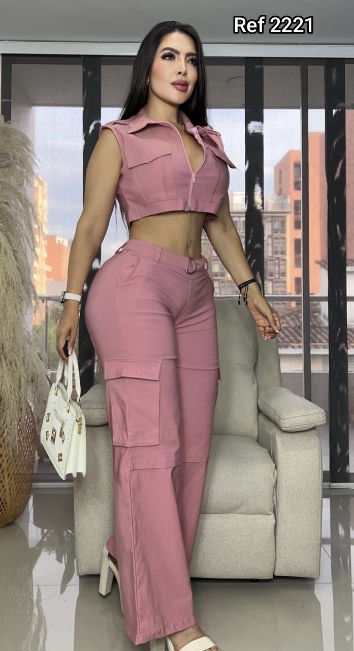 Compra conjunto chaleco y pantalón en bengalina licrada, talla única ajustable a S, M y L. Moda femenina moderna con envío rápido en Colombia.