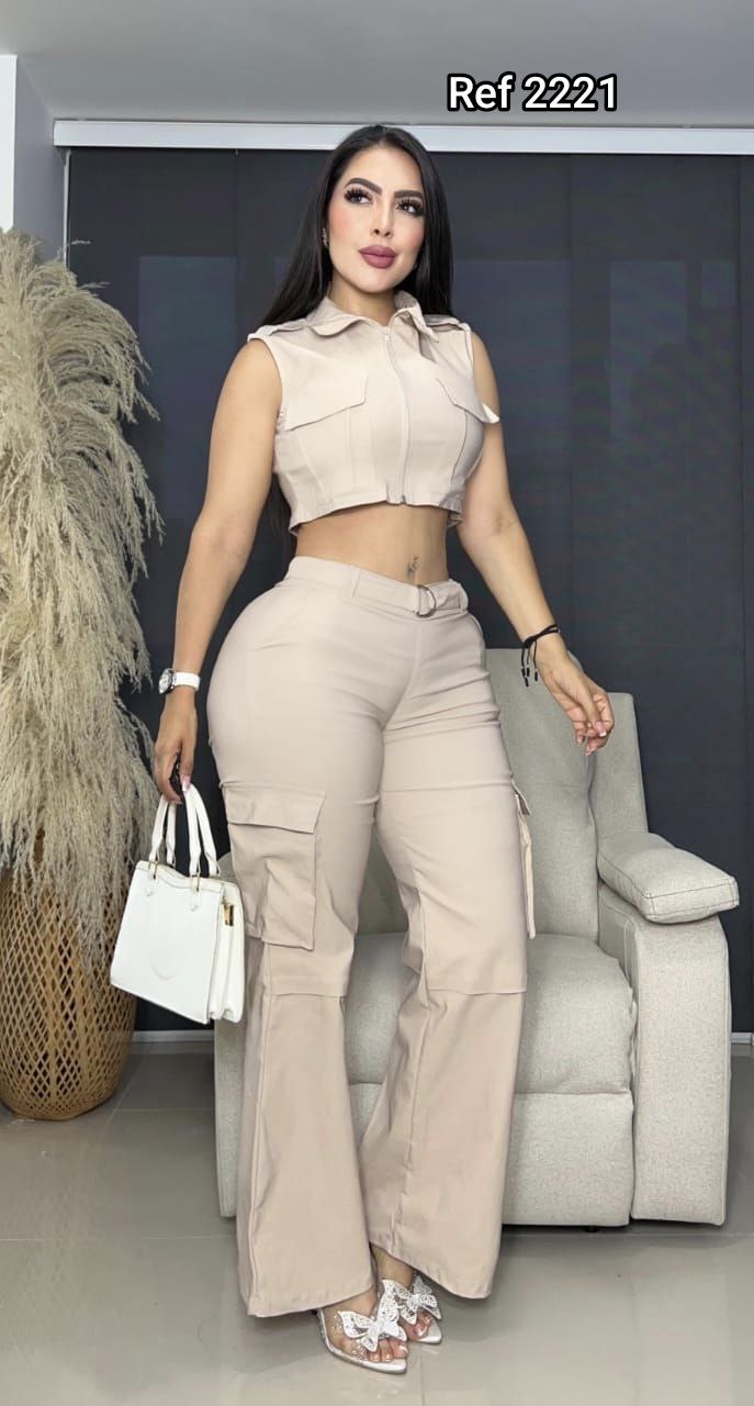 Compra conjunto chaleco y pantalón en bengalina licrada, talla única ajustable a S, M y L. Moda femenina moderna con envío rápido en Colombia.
