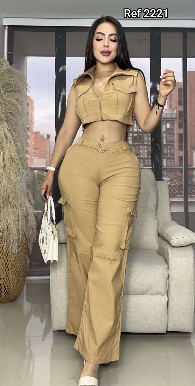 Compra conjunto chaleco y pantalón en bengalina licrada, talla única ajustable a S, M y L. Moda femenina moderna con envío rápido en Colombia.