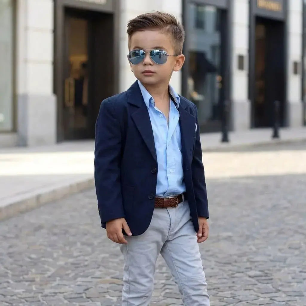 Conjunto elegante para niño de 5 piezas con blazer, camisa, pantalón, correa y corbatín. Disponible en tallas 2 a 16 para fiestas y eventos especiales.