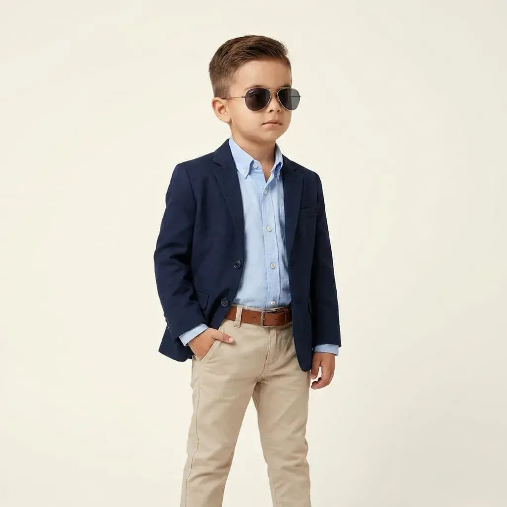 Conjunto elegante para niño de 5 piezas con blazer, camisa, pantalón, correa y corbatín. Disponible en tallas 2 a 16 para fiestas y eventos especiales.