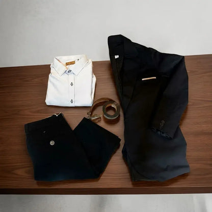 Compra conjunto formal para hombre con blazer, pantalón, camisa y correa en dril prelavado. Disponible en varias tallas, ideal para oficina y eventos en Colombia.