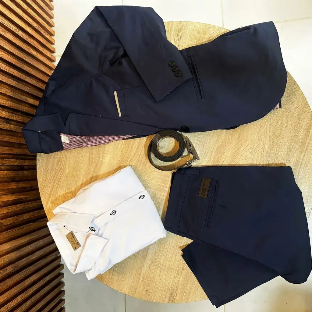 Compra conjunto formal para hombre con blazer, pantalón, camisa y correa en dril prelavado. Disponible en varias tallas, ideal para oficina y eventos en Colombia.