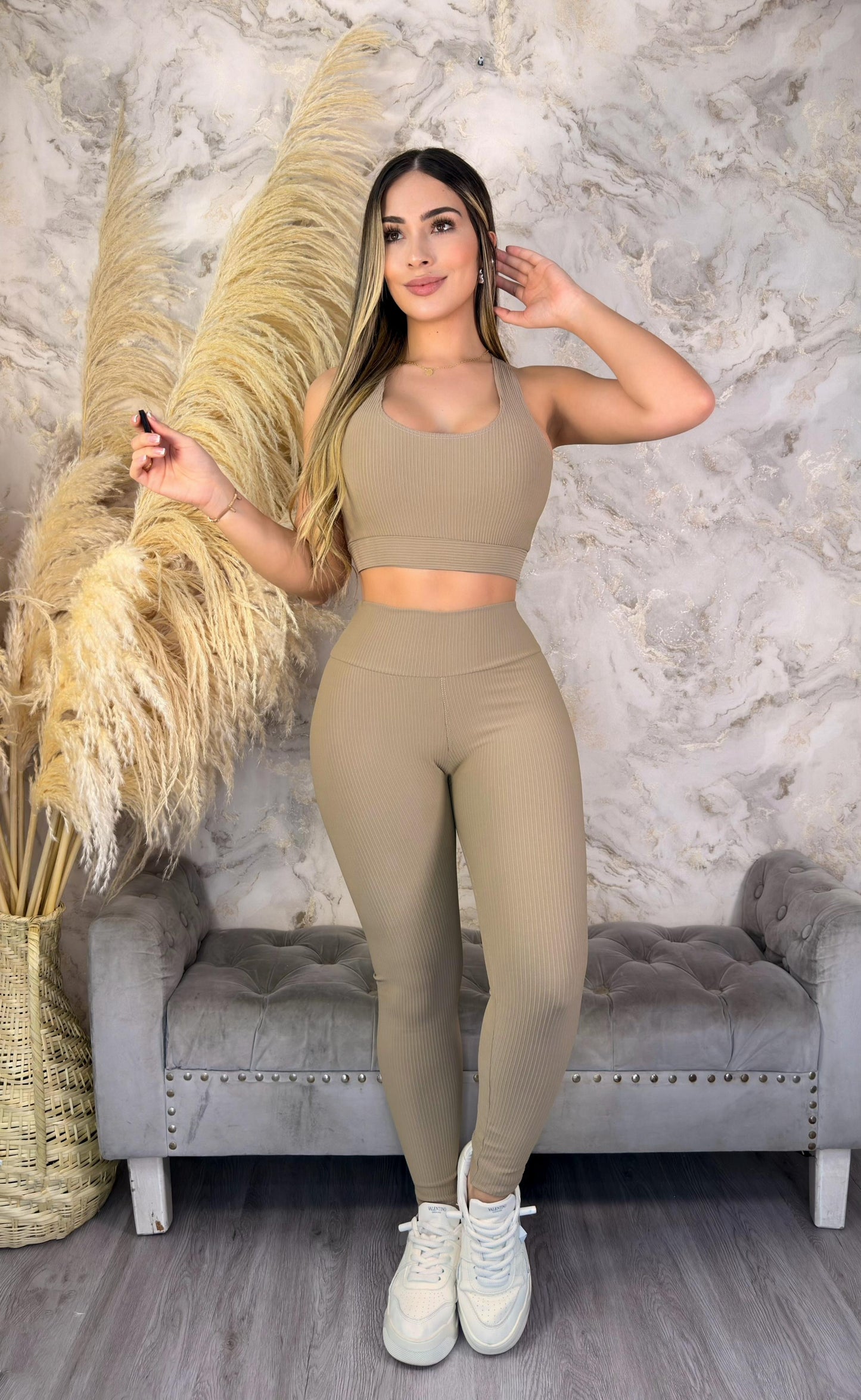Conjunto largo acanalado tipo rib para mujer en tela elástica cómodo y versátil ideal para uso diario y ejercicio con ajuste flexible.