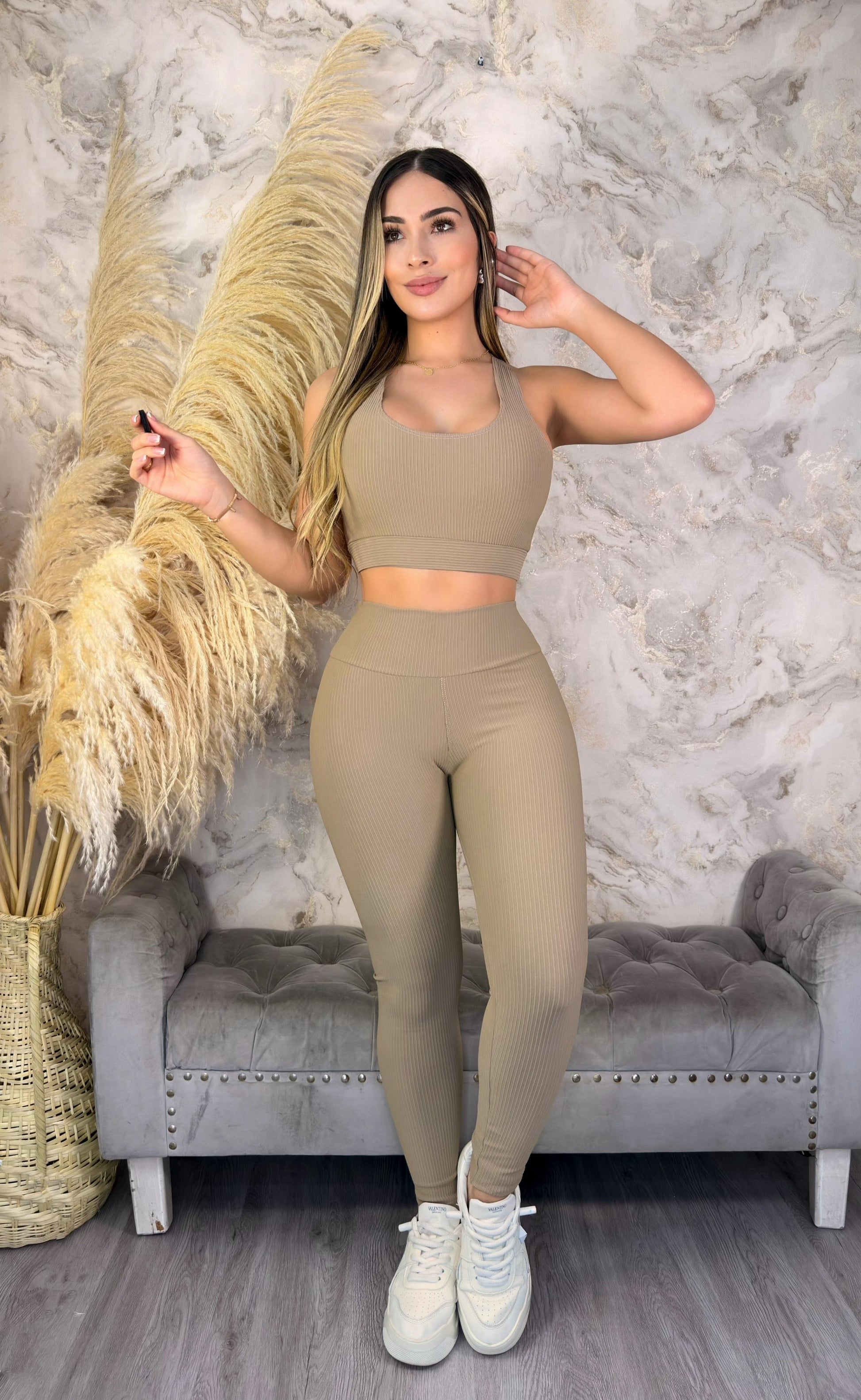 Conjunto largo acanalado tipo rib para mujer en tela elástica cómodo y versátil ideal para uso diario y ejercicio con ajuste flexible.